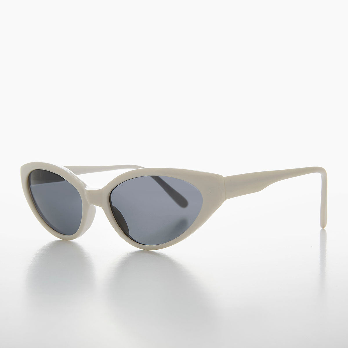 Shallow Lens Extreme Cat Eye Sunglass